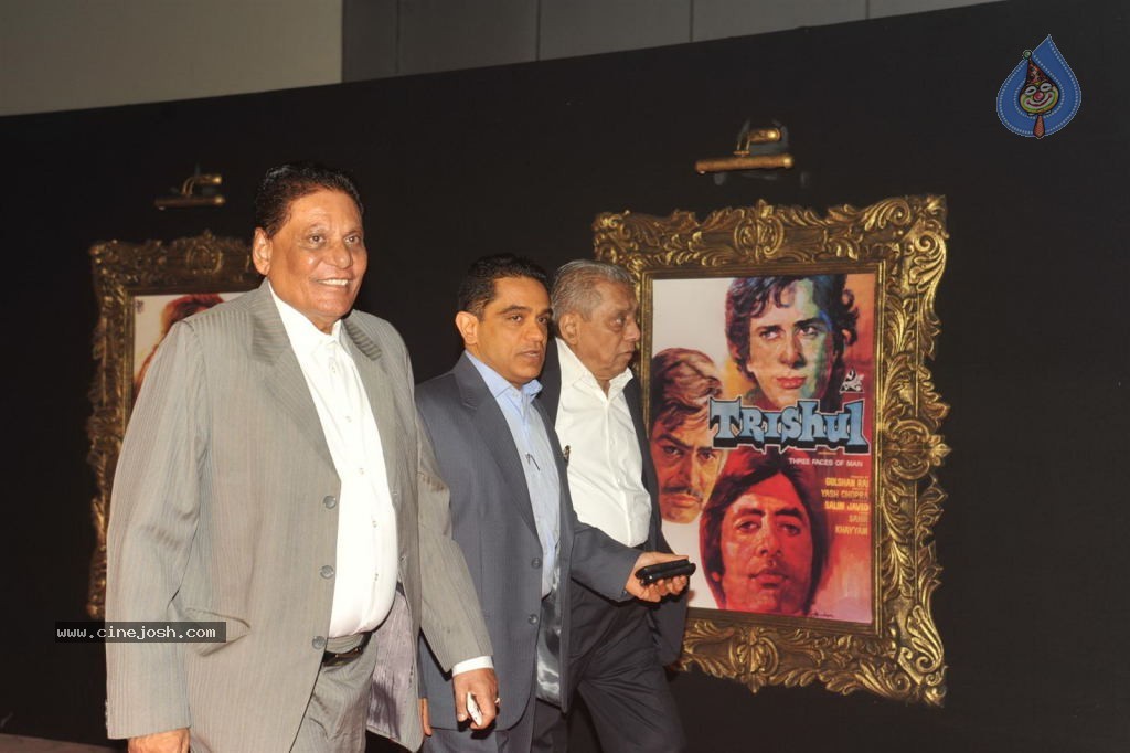 Bolly Celebs at JAB TAK HAI JAAN Premiere - 18 / 190 photos