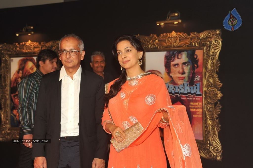 Bolly Celebs at JAB TAK HAI JAAN Premiere - 29 / 190 photos