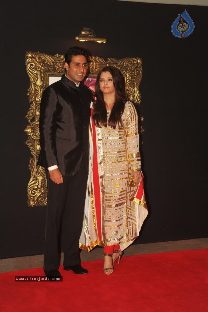 Bolly Celebs at JAB TAK HAI JAAN Premiere - 47 / 190 photos