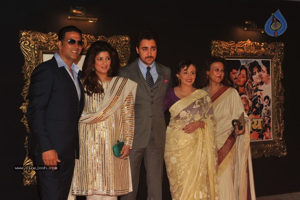 Bolly Celebs at JAB TAK HAI JAAN Premiere - 50 / 190 photos