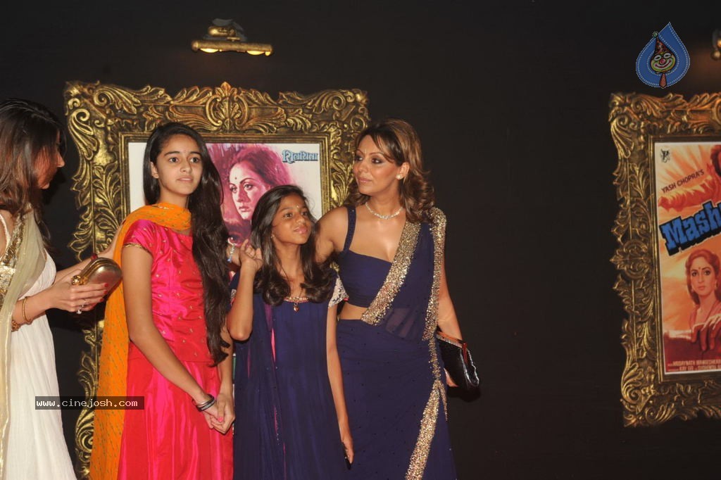 Bolly Celebs at JAB TAK HAI JAAN Premiere - 66 / 190 photos