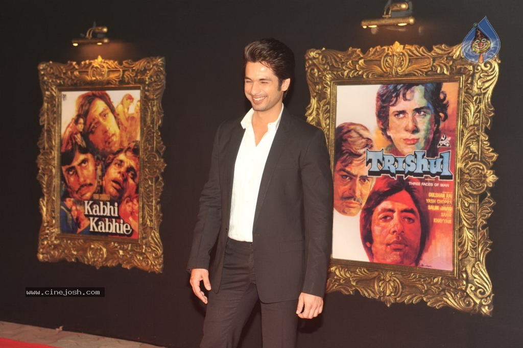 Bolly Celebs at JAB TAK HAI JAAN Premiere - 69 / 190 photos