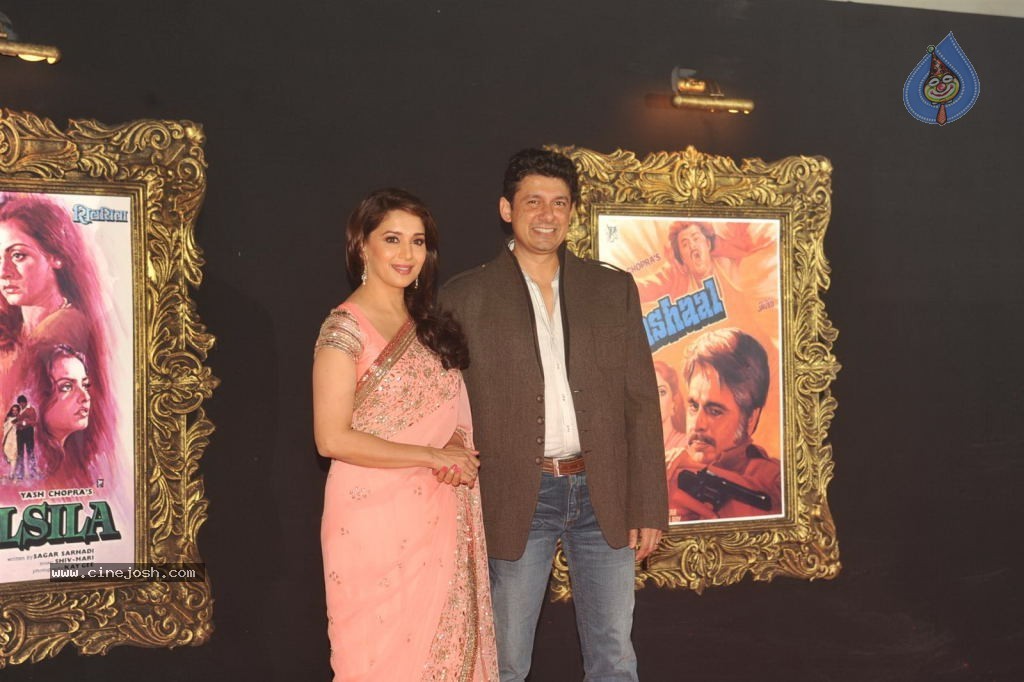 Bolly Celebs at JAB TAK HAI JAAN Premiere - 89 / 190 photos