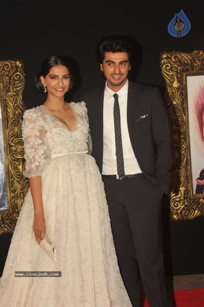 Bolly Celebs at JAB TAK HAI JAAN Premiere - 104 / 190 photos