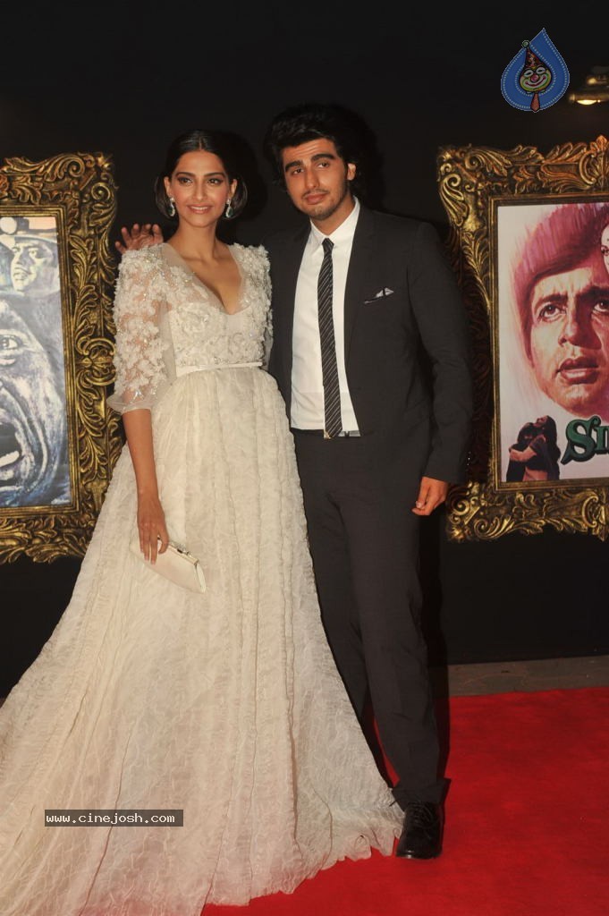 Bolly Celebs at JAB TAK HAI JAAN Premiere - 110 / 190 photos