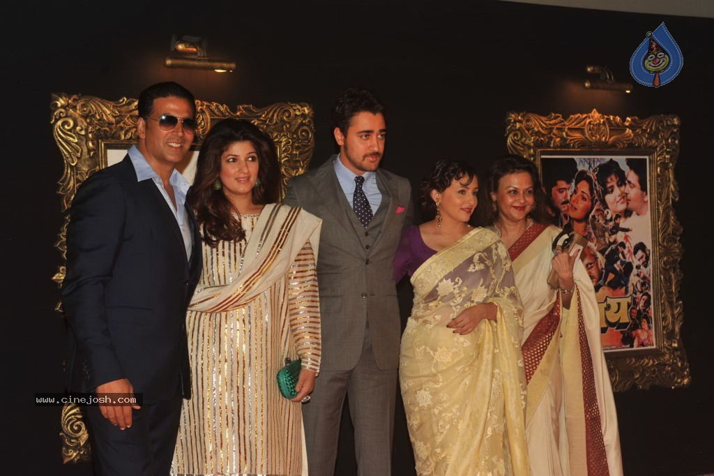 Bolly Celebs at JAB TAK HAI JAAN Premiere - 135 / 190 photos