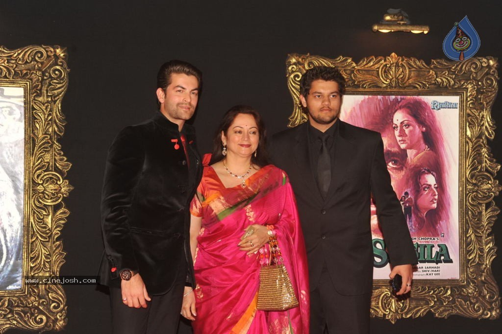 Bolly Celebs at JAB TAK HAI JAAN Premiere - 158 / 190 photos