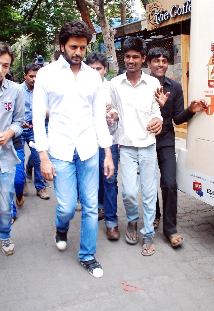 Bolly Celebs at Jiah Khan Funeral - 16 / 29 photos