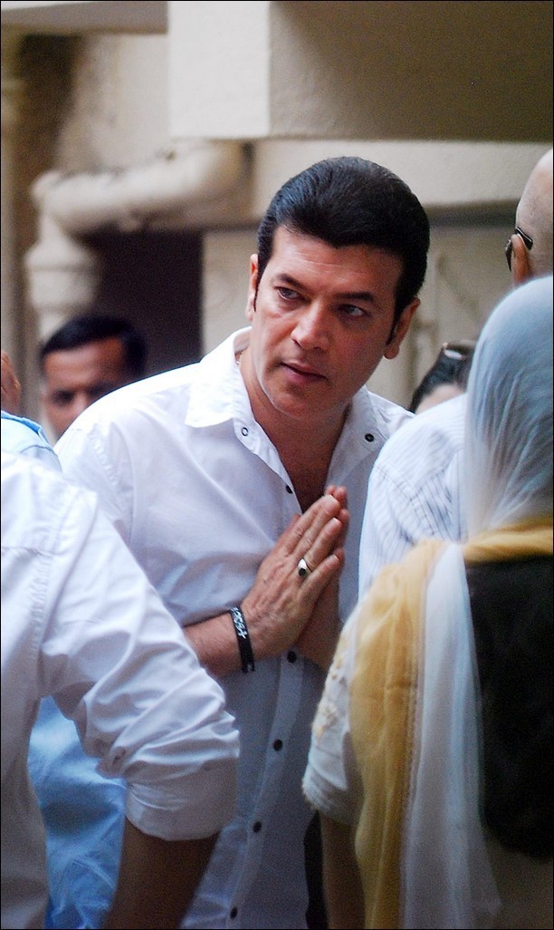 Bolly Celebs at Jiah Khan Funeral - 28 / 29 photos