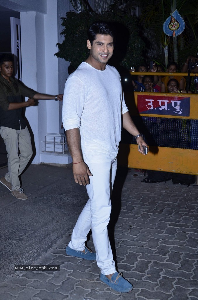 Bolly Celebs at Karan Johar 42nd Bday Party - 34 / 71 photos