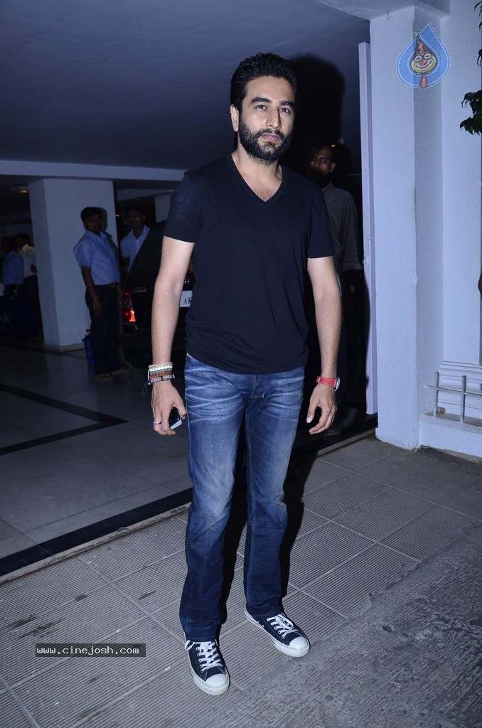 Bolly Celebs at Karan Johar 42nd Bday Party - 64 / 71 photos