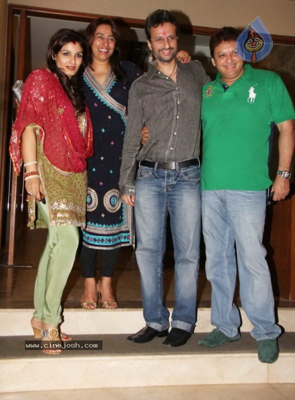 Bolly Celebs at Karva Chauth Party - 11 / 35 photos