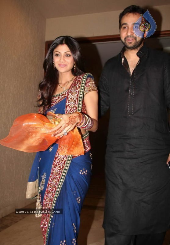 Bolly Celebs at Karva Chauth Party - 17 / 35 photos