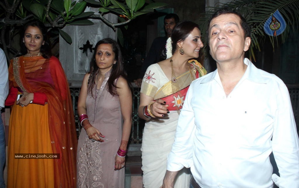 Bolly Celebs at Karva Chauth Party - 23 / 31 photos