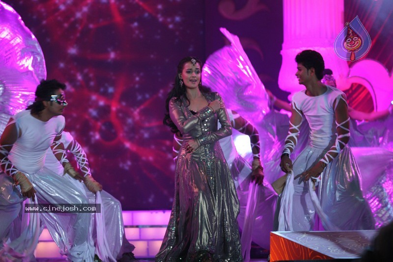 Bolly Celebs at Kelvinator GR8 Women Awards 2010 - 26 / 67 photos