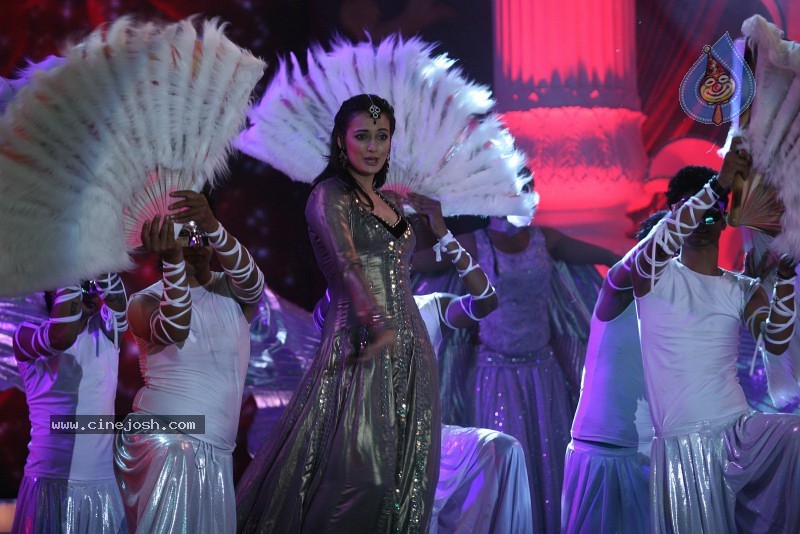 Bolly Celebs at Kelvinator GR8 Women Awards 2010 - 30 / 67 photos