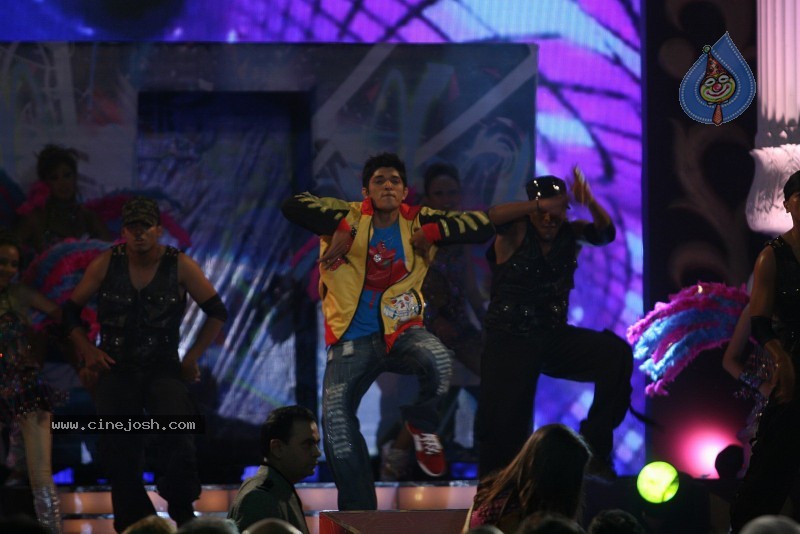 Bolly Celebs at Kelvinator GR8 Women Awards 2010 - 32 / 67 photos