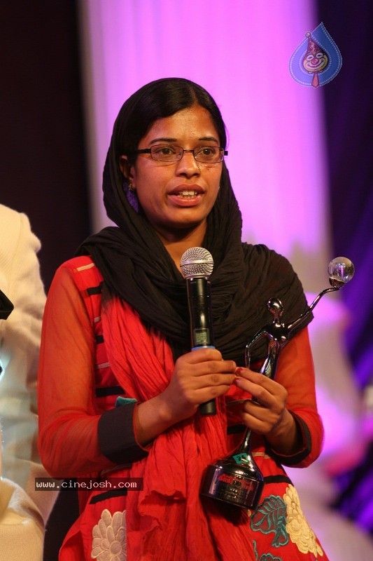 Bolly Celebs at Kelvinator GR8 Women Awards 2010 - 39 / 67 photos