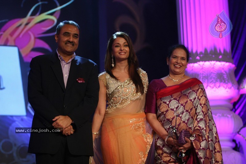 Bolly Celebs at Kelvinator GR8 Women Awards 2010 - 60 / 67 photos