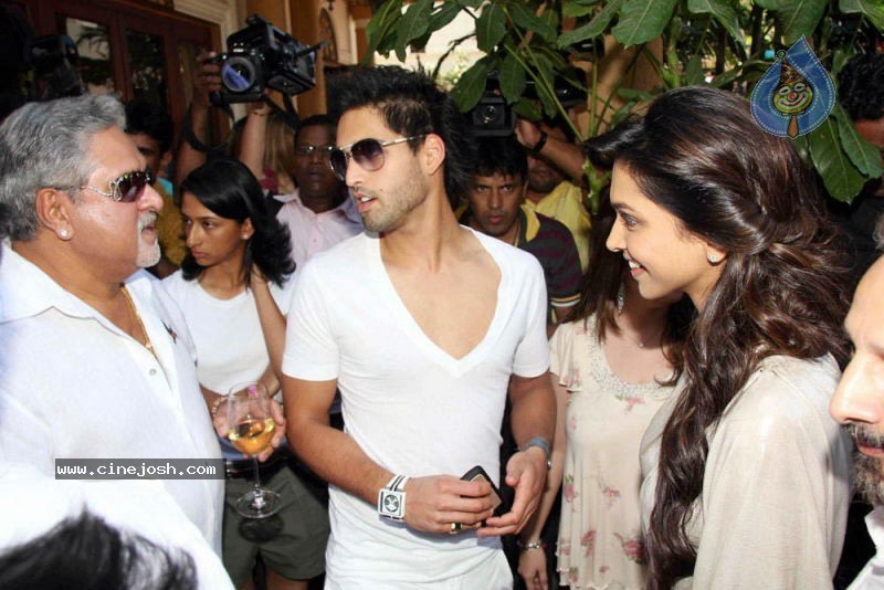 Bolly Celebs at Kingfisher Calendar 2011 Launch - 12 / 57 photos