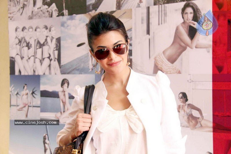 Bolly Celebs at Kingfisher Calendar 2011 Launch - 13 / 57 photos