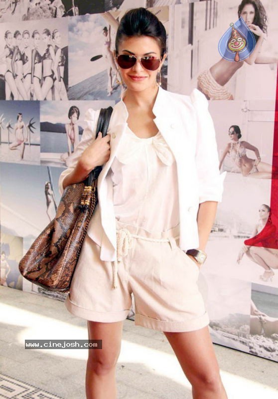 Bolly Celebs at Kingfisher Calendar 2011 Launch - 47 / 57 photos