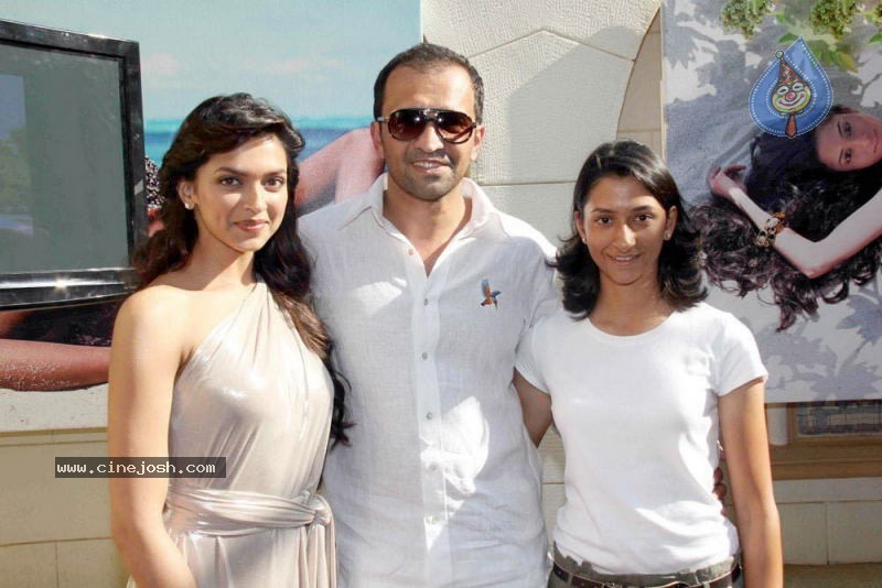 Bolly Celebs at Kingfisher Calendar 2011 Launch - 54 / 57 photos