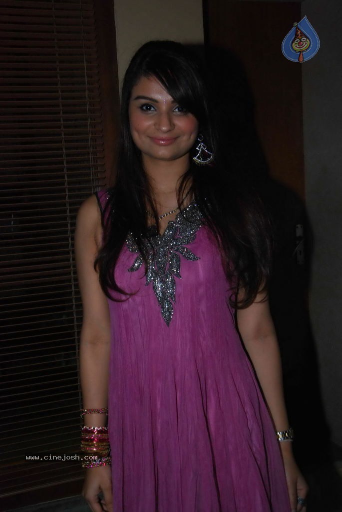 Bolly Celebs at Kiran Bawa Lohri Party - 18 / 64 photos