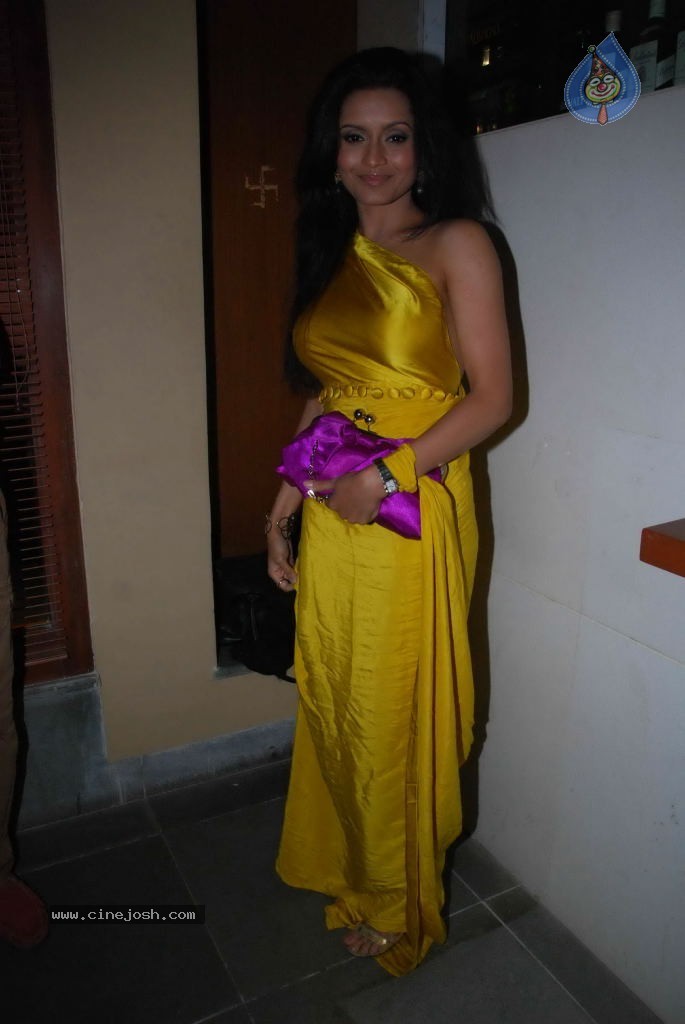 Bolly Celebs at Kiran Bawa Lohri Party - 20 / 64 photos