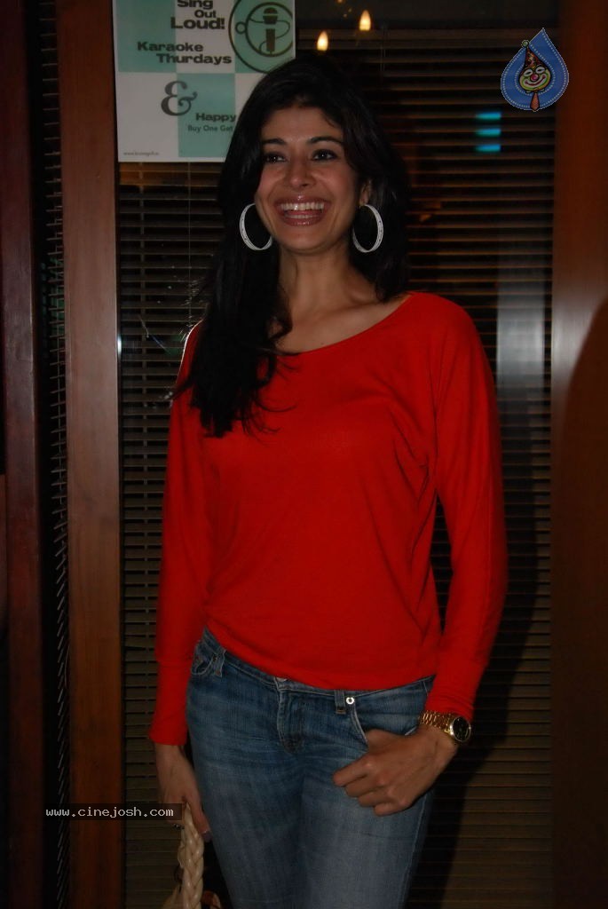 Bolly Celebs at Kiran Bawa Lohri Party - 28 / 64 photos