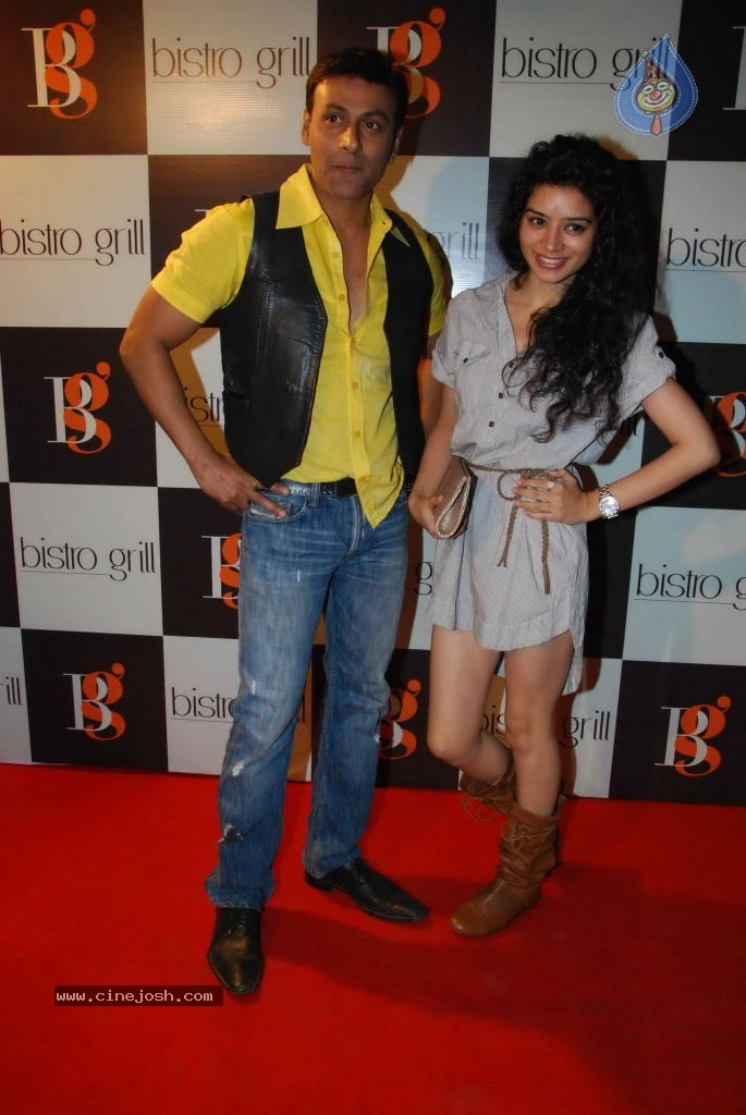 Bolly Celebs at Kiran Bawa Lohri Party - 35 / 64 photos