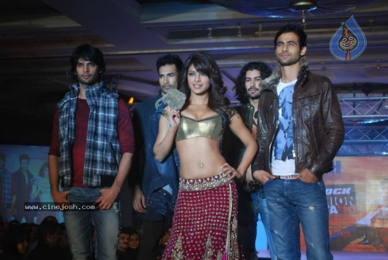 Bolly Celebs at Lakme Fashion Week Day 5 Photos - 92 / 113 photos