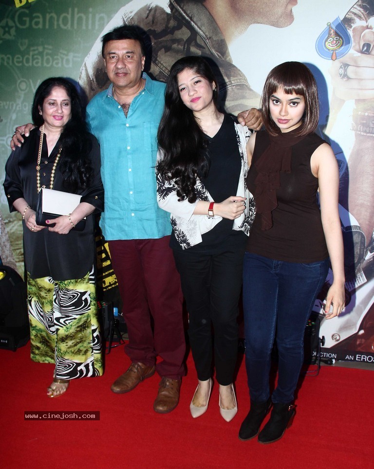 Top Bolly Celebs at Lekar Hum Deewana Dil Premiere - 33 / 50 photos