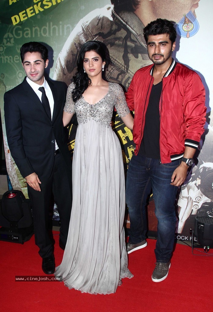 Top Bolly Celebs at Lekar Hum Deewana Dil Premiere - 35 / 50 photos