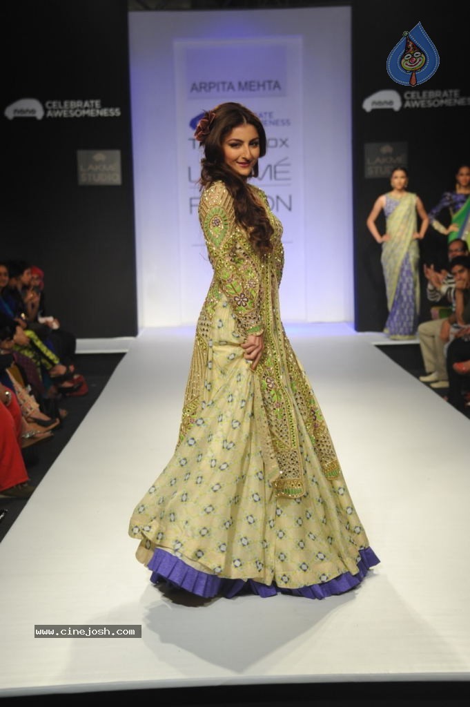 Bolly Celebs at LFW 2013 Winter Festive - 01 - 68 / 111 photos