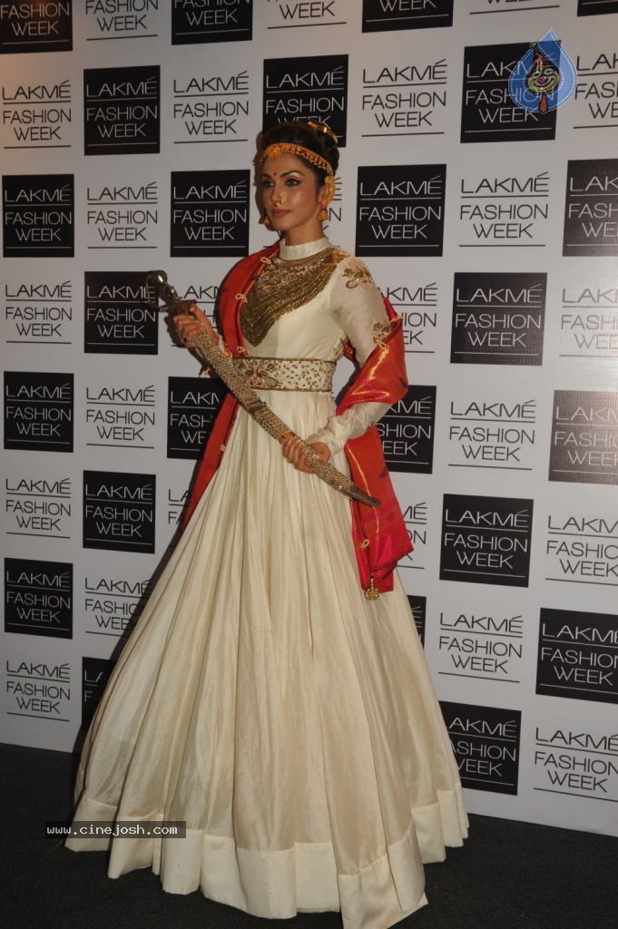Bolly Celebs at LFW 2013 Winter Festive - 01 - 78 / 111 photos