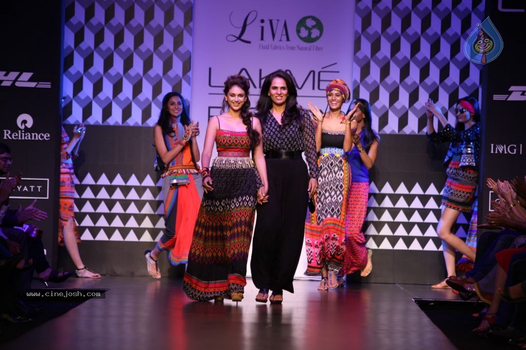 Bolly Celebs at LFW 2013 Winter Festive - 02 - 52 / 100 photos