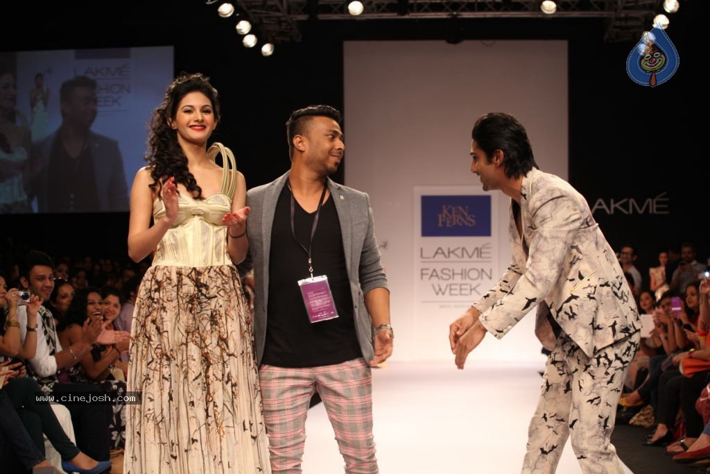 Bolly Celebs at LFW 2013 Winter Festive - 02 - 82 / 100 photos