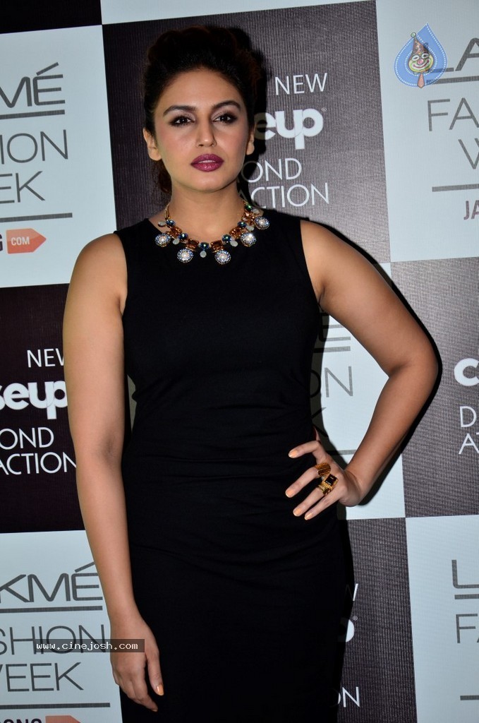 Bolly Celebs at LFW Winter Festive 2014 Grand Finale - 10 / 67 photos