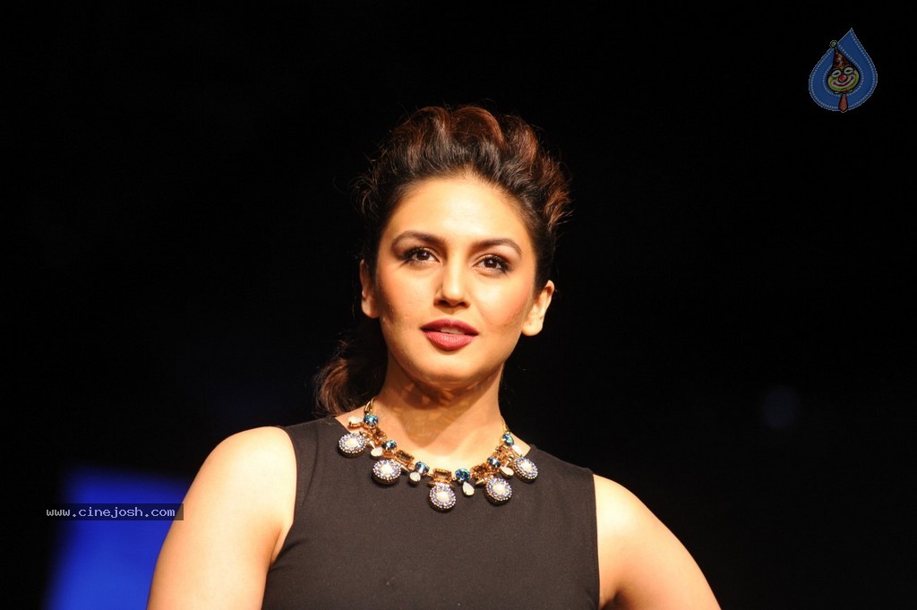 Bolly Celebs at LFW Winter Festive 2014 Grand Finale - 49 / 67 photos