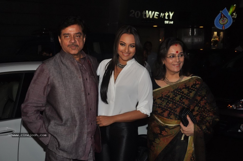 Bolly Celebs at Lootera Success Bash - 3 / 92 photos