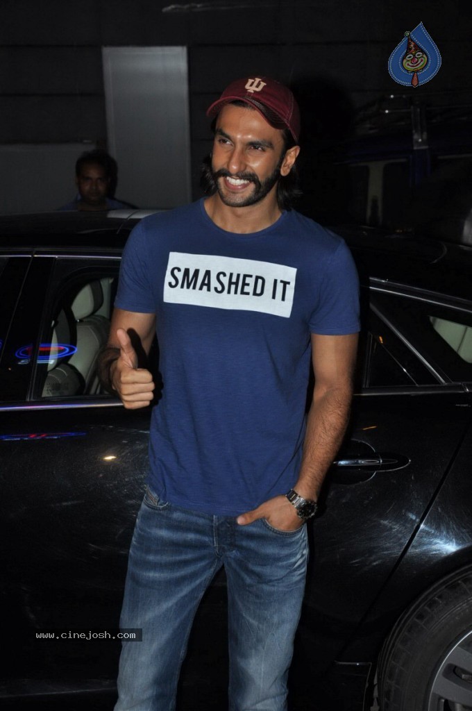 Bolly Celebs at Lootera Success Bash - 4 / 92 photos