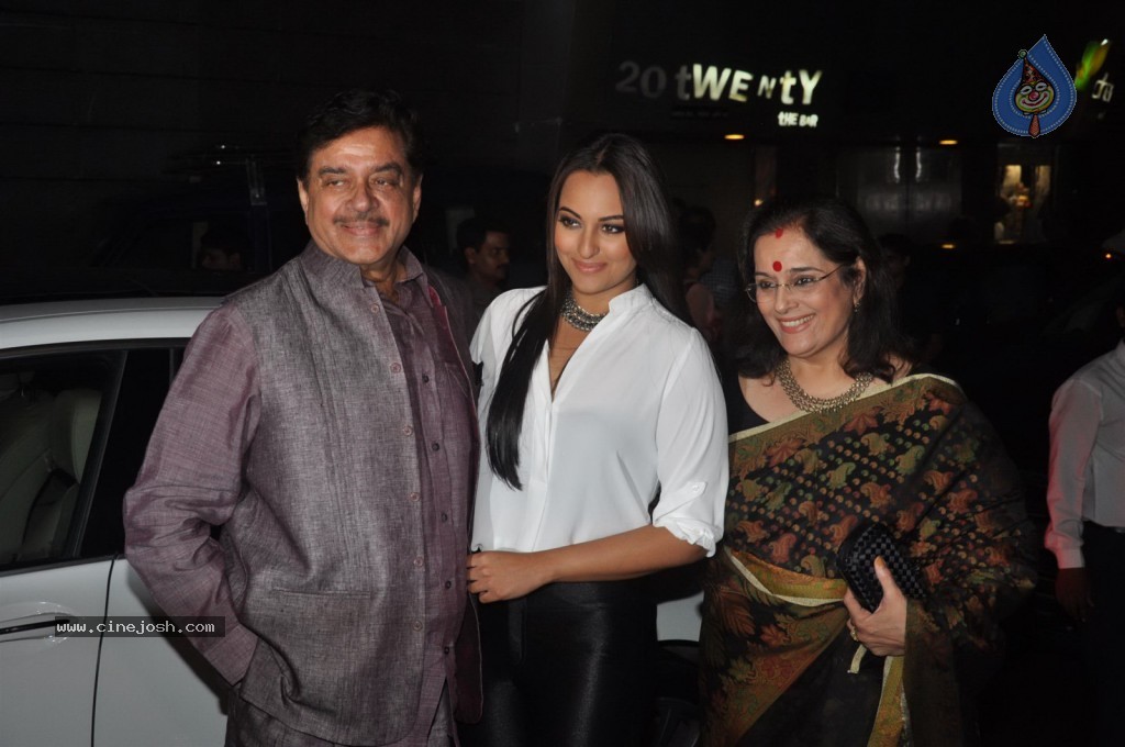 Bolly Celebs at Lootera Success Bash - 7 / 92 photos
