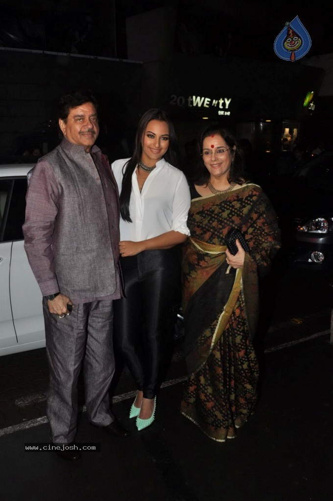 Bolly Celebs at Lootera Success Bash - 9 / 92 photos