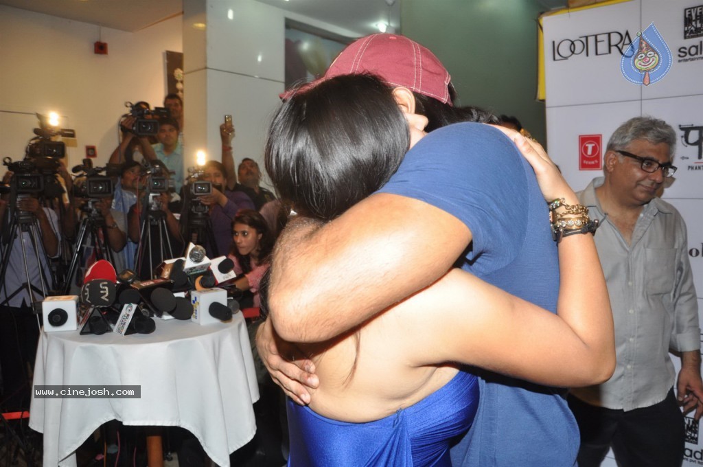Bolly Celebs at Lootera Success Bash - 10 / 92 photos