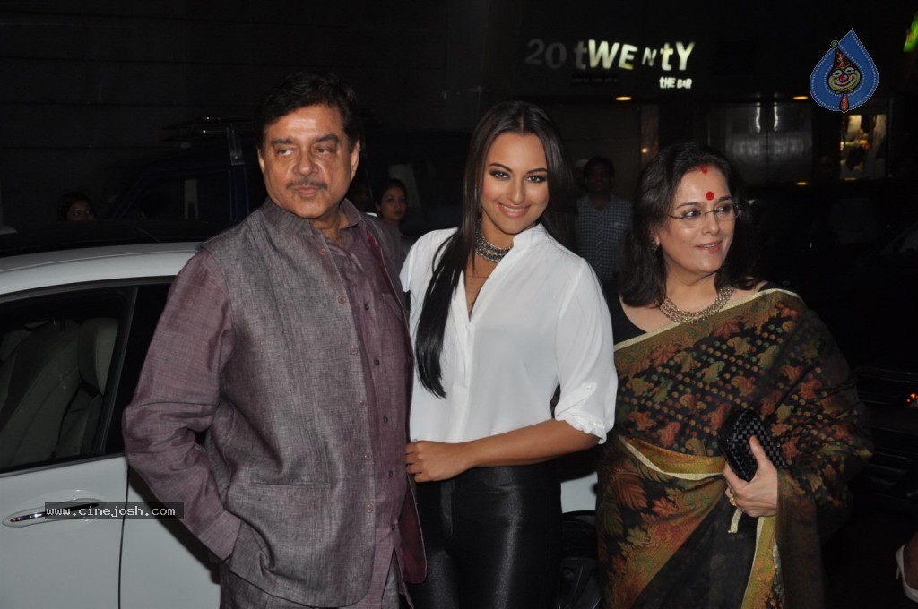 Bolly Celebs at Lootera Success Bash - 11 / 92 photos