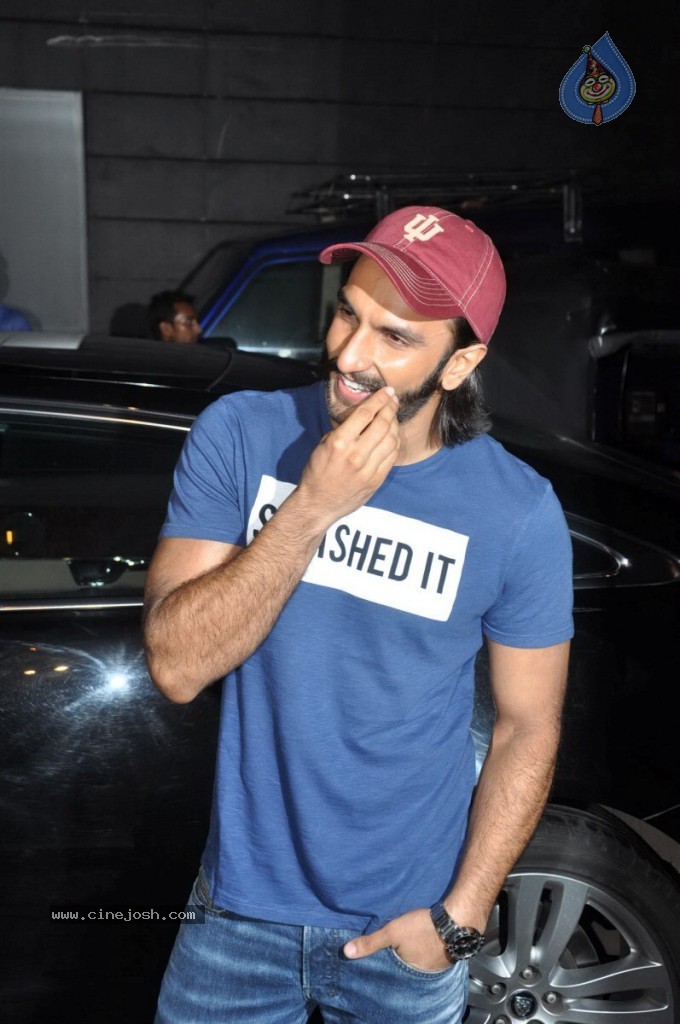 Bolly Celebs at Lootera Success Bash - 20 / 92 photos