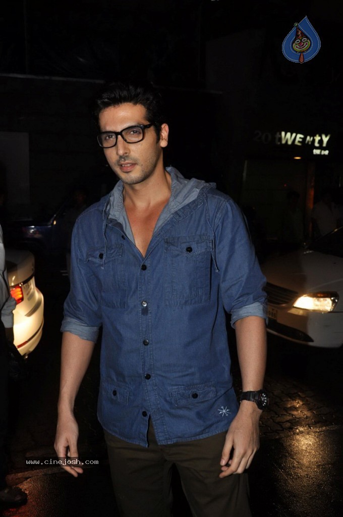 Bolly Celebs at Lootera Success Bash - 28 / 92 photos