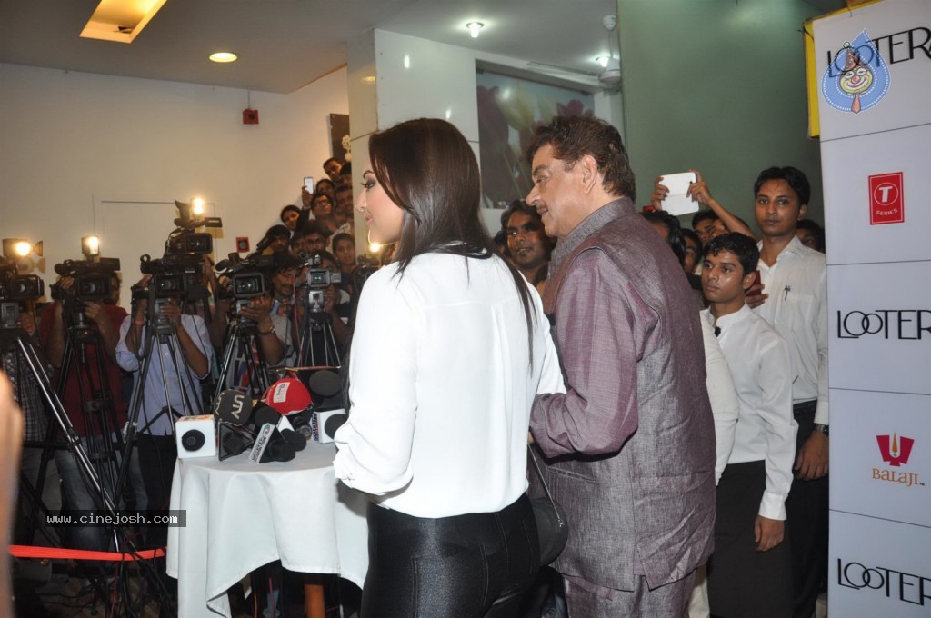 Bolly Celebs at Lootera Success Bash - 34 / 92 photos