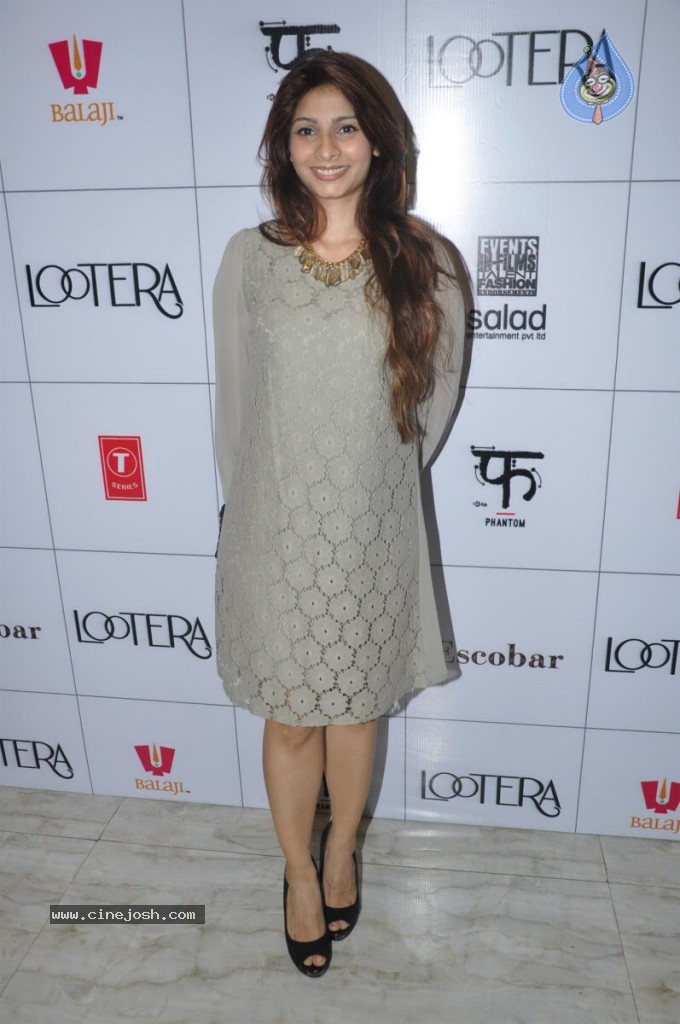 Bolly Celebs at Lootera Success Bash - 35 / 92 photos